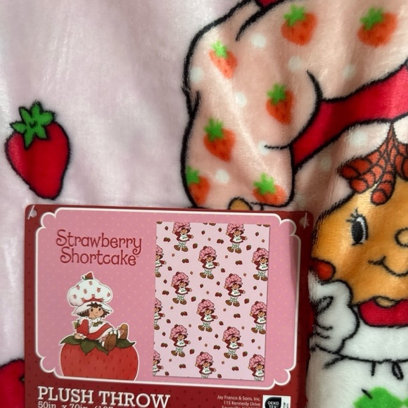 Strawberry Shortcake Blanket - Picture 2 of 3